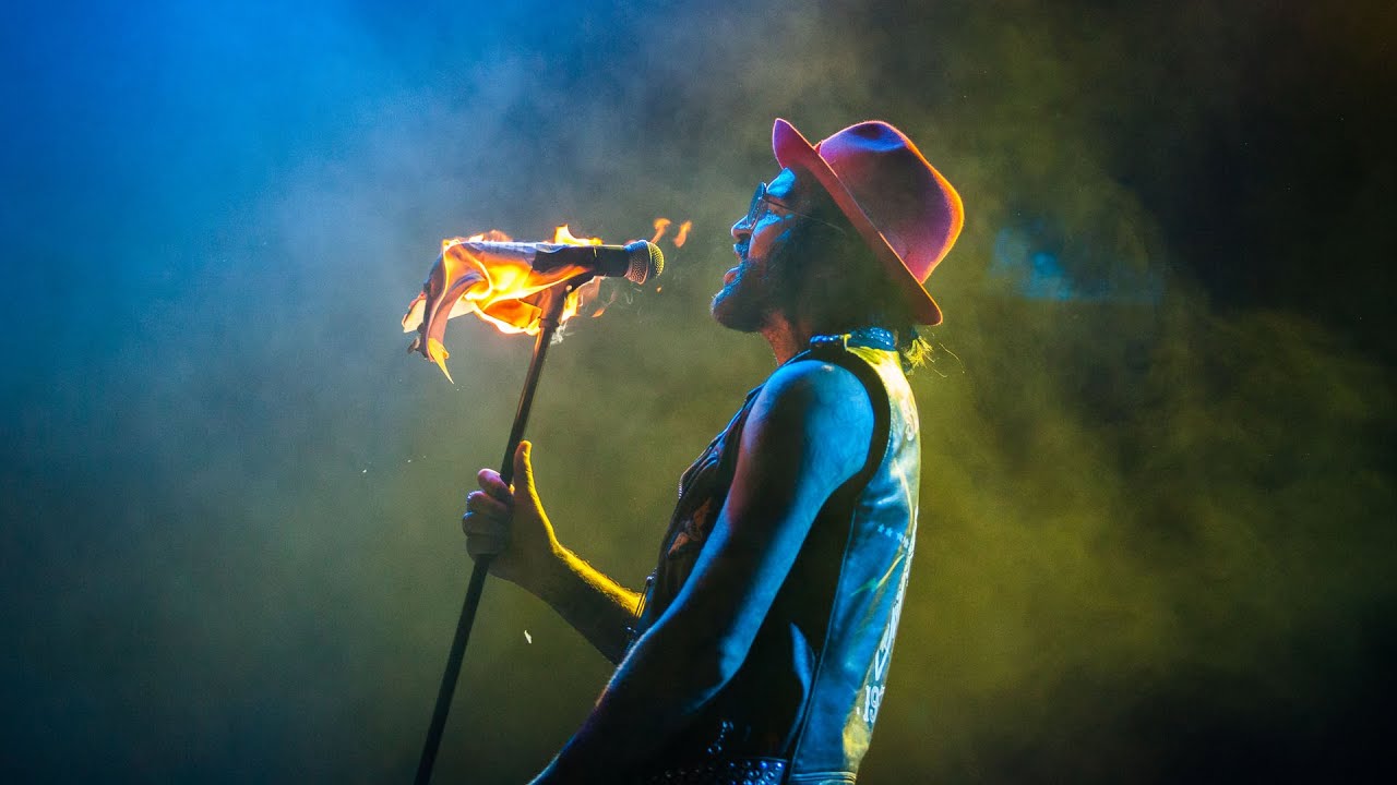 Yelawolf playing live